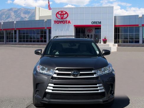 Used 2019 Toyota Highlander LE AWD/4WD image 2