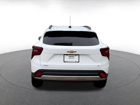 Used 2025 Chevrolet Trax LT w/ LT Convenience Package FWD image 12