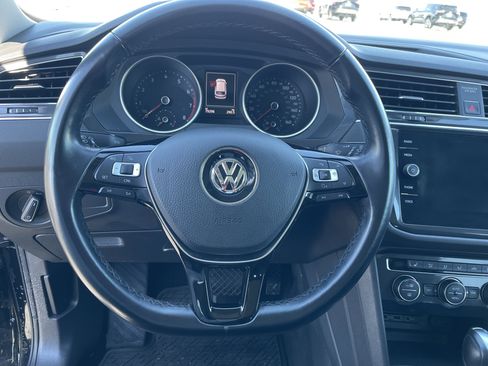 Used 2018 Volkswagen Tiguan SE w/ Panoramic Sunroof Package image 10