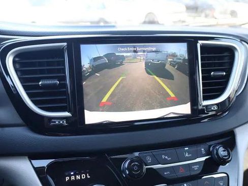 Certified 2024 Chrysler Pacifica Touring-L image 17