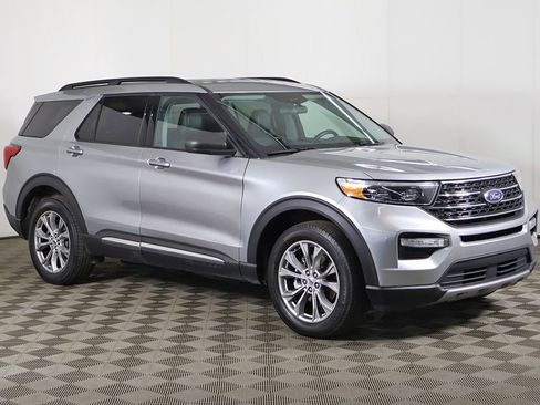 Used 2023 Ford Explorer XLT w/ Equipment Group 202A AWD/4WD image 2