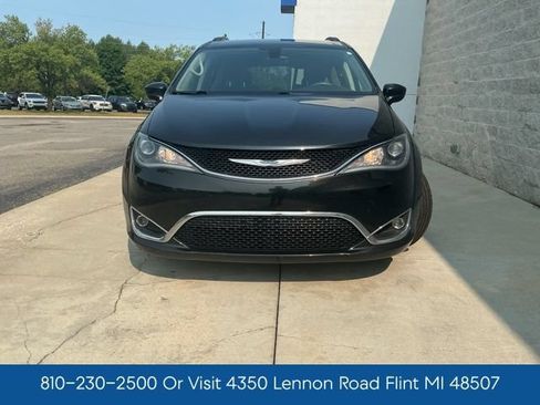 Used 2017 Chrysler Pacifica Touring-L FWD image 8