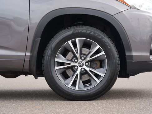 Used 2017 Toyota Highlander LE w/ Carpet Mat Package AWD/4WD image 11