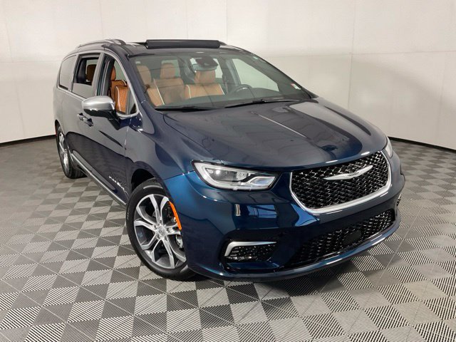 Used 2025 Chrysler Pacifica Pinnacle w/ Trailer Tow Group FWD image 49