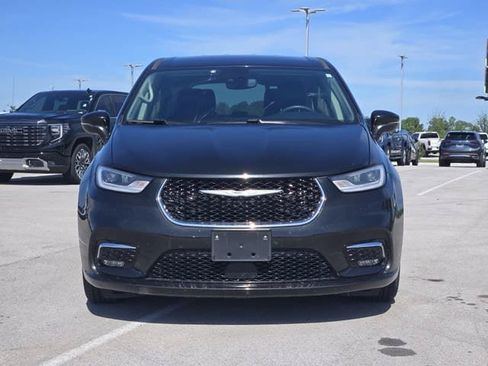 Used 2023 Chrysler Pacifica Touring-L FWD image 2