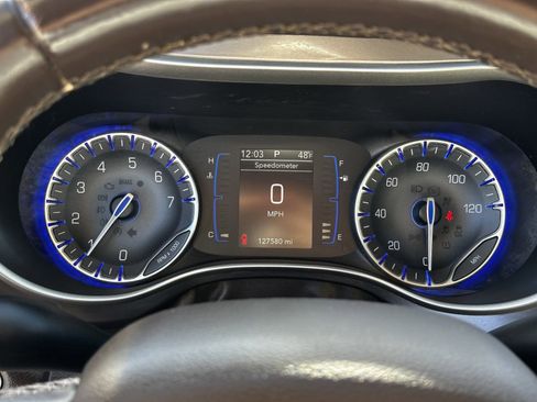 Used 2018 Chrysler Pacifica Touring-L FWD image 28