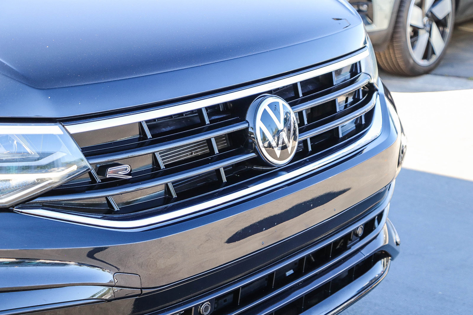 Used 2022 Volkswagen Tiguan SE R-Line FWD image 5