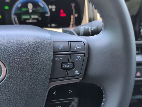 Used 2025 Toyota Camry SE w/ Convenience Package FWD image 13