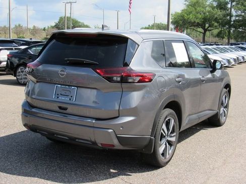 Certified 2024 Nissan Rogue SL FWD image 3