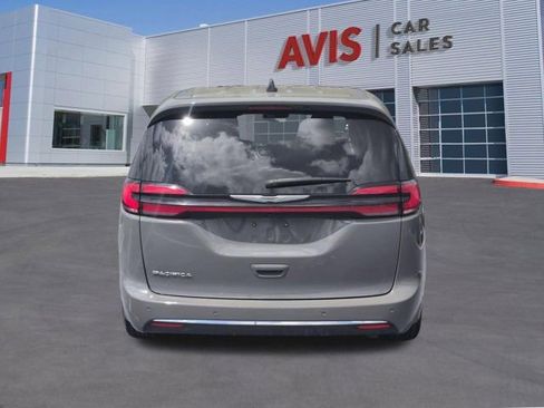 Used 2023 Chrysler Pacifica Touring-L FWD image 7