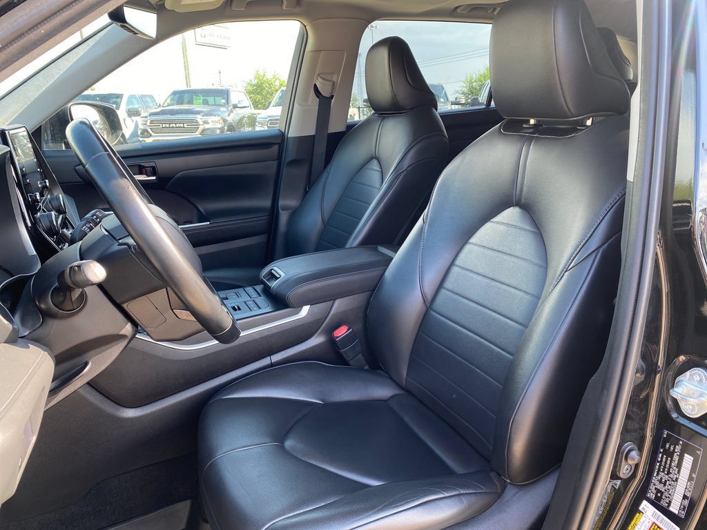 Used 2021 Toyota Highlander XLE AWD/4WD image 32