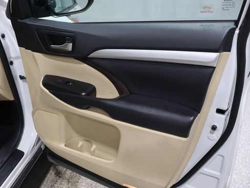 Used 2019 Toyota Highlander XLE image 26