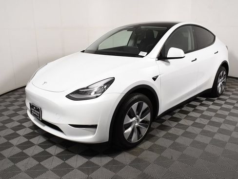 Used 2023 Tesla Model Y Long Range AWD/4WD image 1