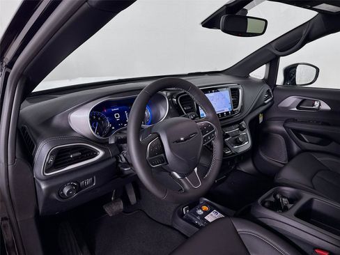 New 2026 Chrysler Pacifica Select image 9
