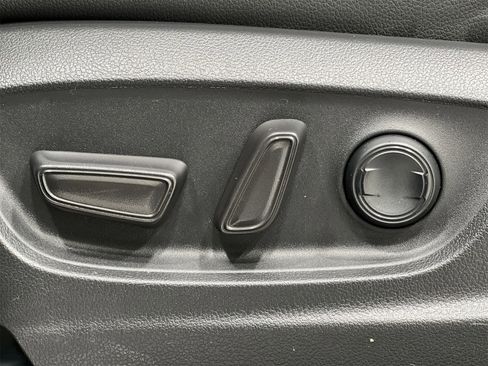 Used 2022 Toyota Corolla Cross XLE image 12