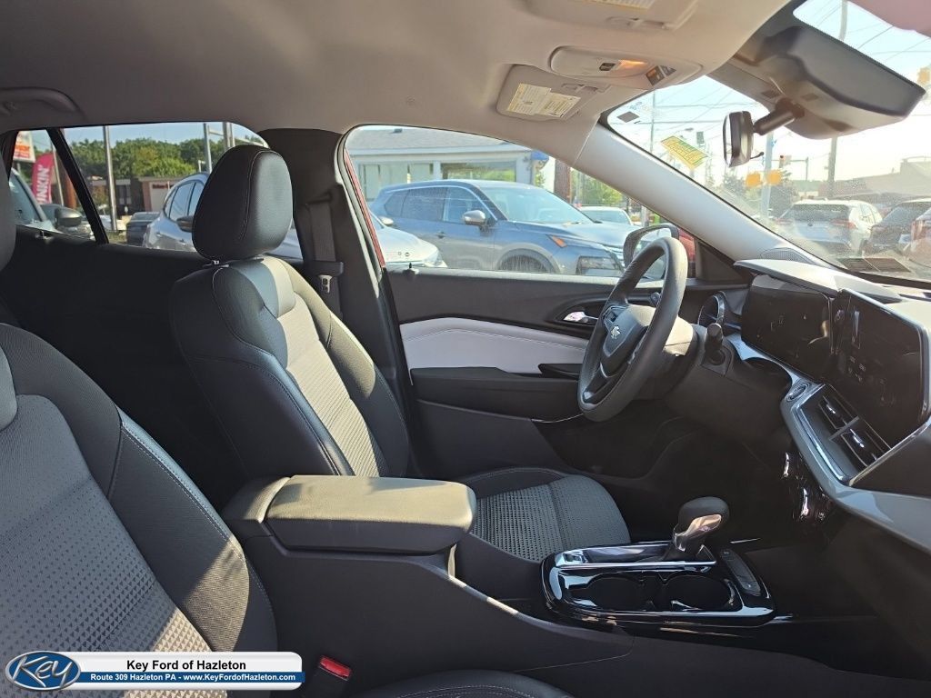 Used 2025 Chevrolet Trax LT FWD image 18