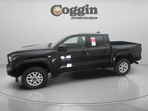 Used 2025 Toyota Tacoma SR5 AWD/4WD image 4