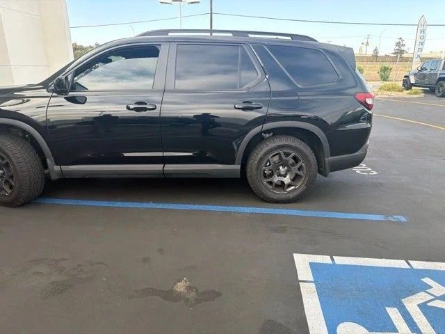 Certified 2025 Honda Pilot TrailSport image 12