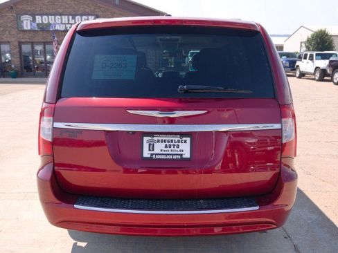 Used 2013 Chrysler Town & Country Touring FWD image 4