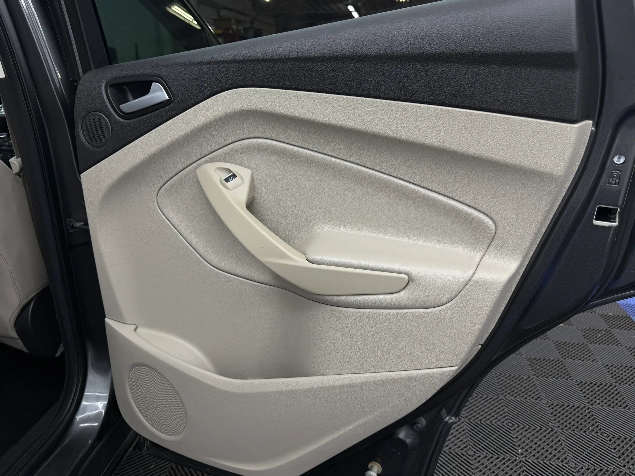 Used 2018 Ford Escape Titanium FWD image 8