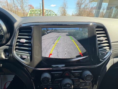 Used 2021 Jeep Grand Cherokee Laredo X image 21