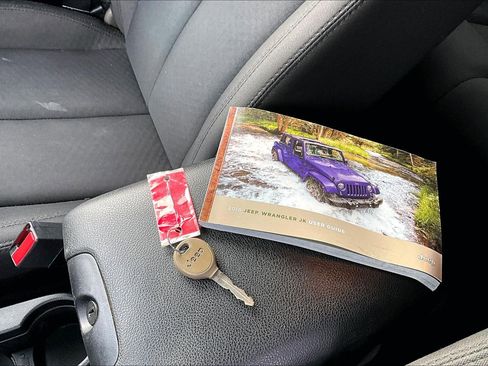 Used 2018 Jeep Wrangler Unlimited Sport w/ Connectivity Group image 11