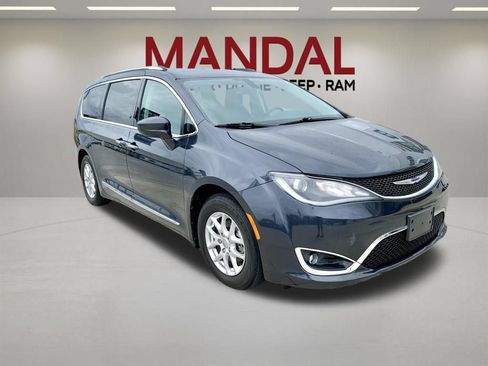 Used 2020 Chrysler Pacifica Touring-L FWD image 3