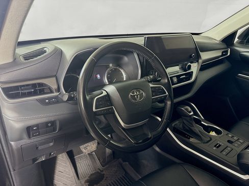 Used 2023 Toyota Highlander XLE AWD/4WD image 9