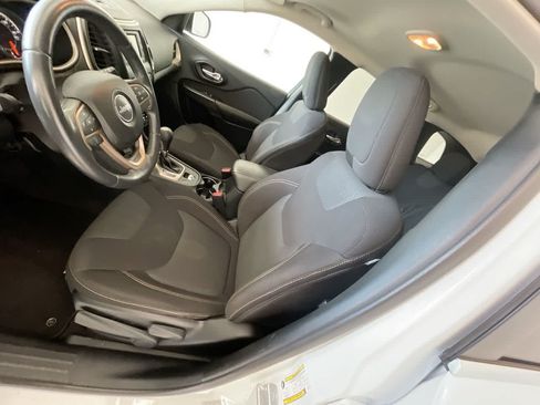 Used 2016 Jeep Cherokee Latitude AWD/4WD image 11