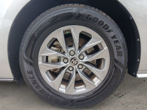 Used 2021 Toyota Sienna LE FWD image 14