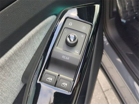 Certified 2023 Volkswagen ID.4 Pro image 17