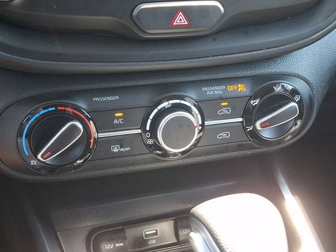 Used 2025 Kia Soul LX w/ LX Technology Package FWD image 15