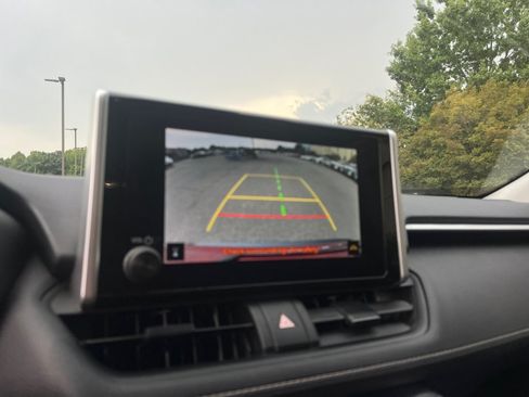 Used 2025 Toyota RAV4 XLE FWD image 21