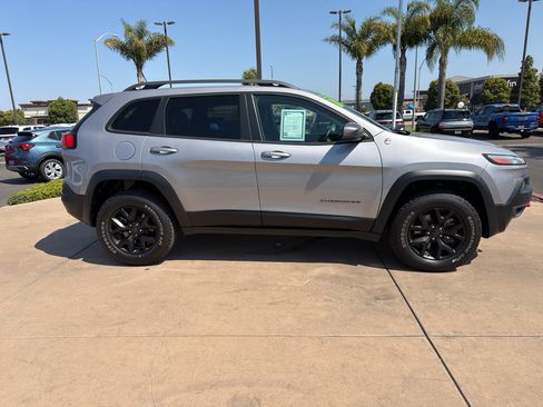 Used 2018 Jeep Cherokee Trailhawk w/ Cold Weather Group AWD/4WD image 4