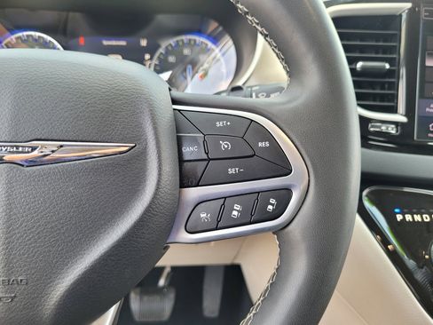 Used 2023 Chrysler Pacifica Touring-L FWD image 23