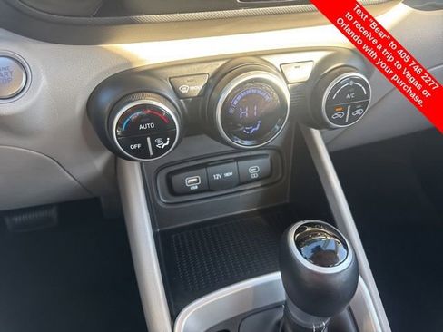 Used 2025 Hyundai Venue SEL image 26