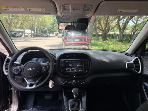 Used 2025 Kia Soul LX w/ LX Technology Package FWD image 30