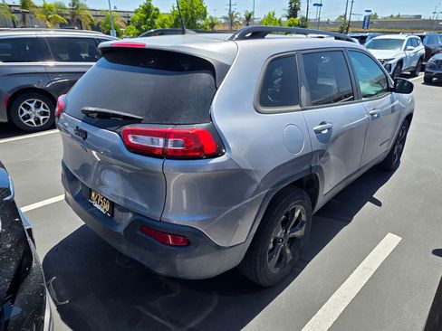Used 2018 Jeep Cherokee Latitude w/ Altitude Package FWD image 3
