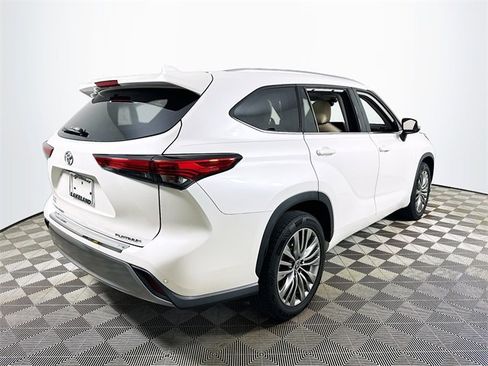 Used 2021 Toyota Highlander Platinum image 3