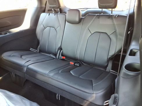 New 2026 Chrysler Pacifica Select image 11