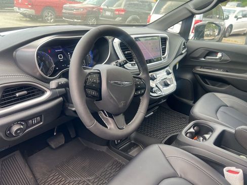 New 2026 Chrysler Pacifica Select w/ S Appearance Package FWD image 15