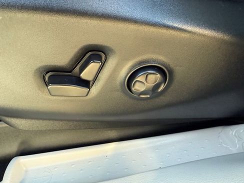 Used 2024 Chrysler Pacifica Touring-L FWD image 19