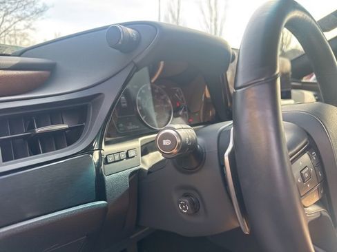 Certified 2025 Lexus ES 300h w/ Premium Package image 15