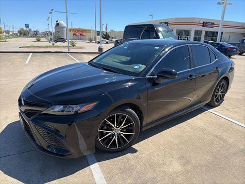 Certified 2021 Toyota Camry SE image 1