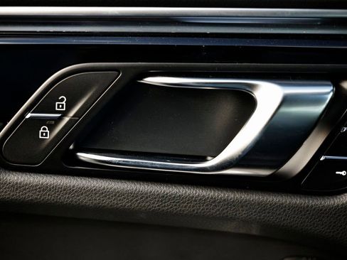 Certified 2026 Porsche Macan image 19