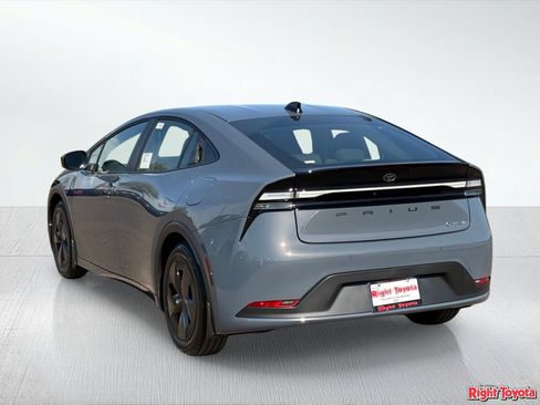 New 2026 Toyota Prius Plug-In Hybrid FWD image 4