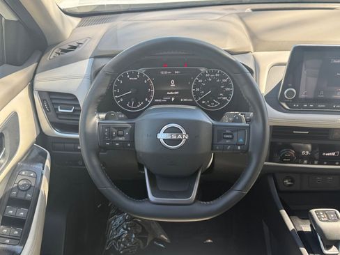 Used 2025 Nissan Rogue SV image 30