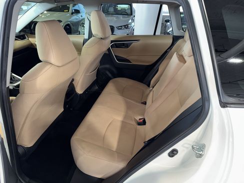 Used 2019 Toyota RAV4 LE FWD image 16