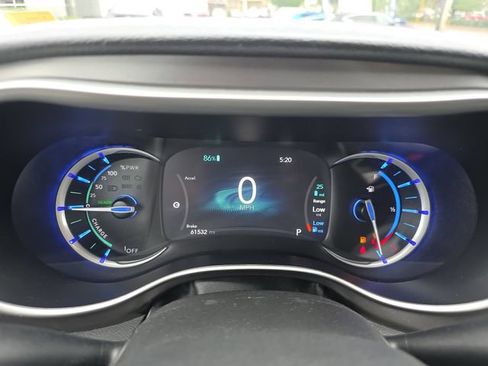 Used 2024 Chrysler Pacifica Limited FWD image 37