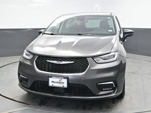 Used 2023 Chrysler Pacifica Touring-L FWD image 2